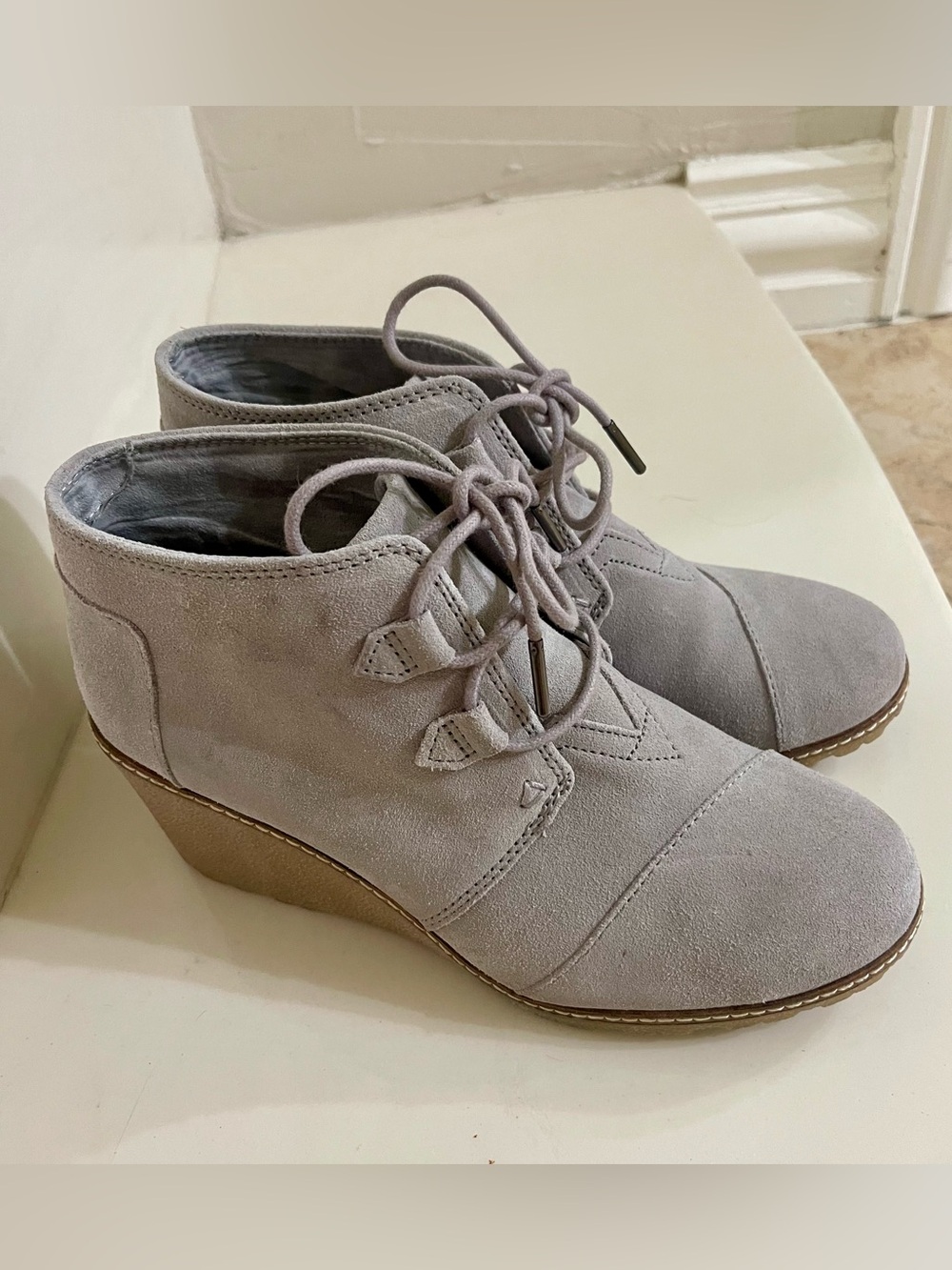 TOMS
Women's Suede Lace-Up Wedge Ankle Boots in Light Gray